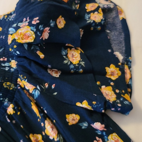 Off the shoulder  Size Medium top - Picture 3 of 4